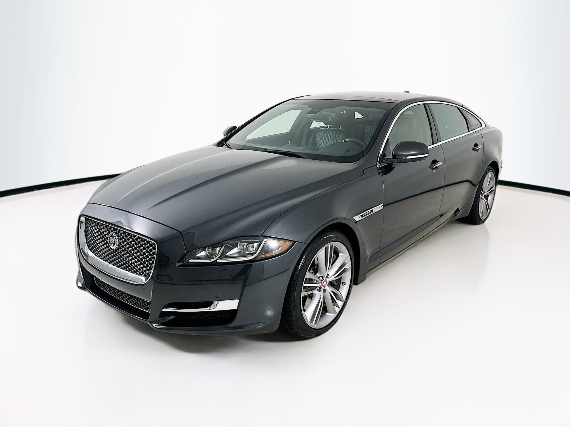 Used 2016 Jaguar XJ L Supercharged image 3