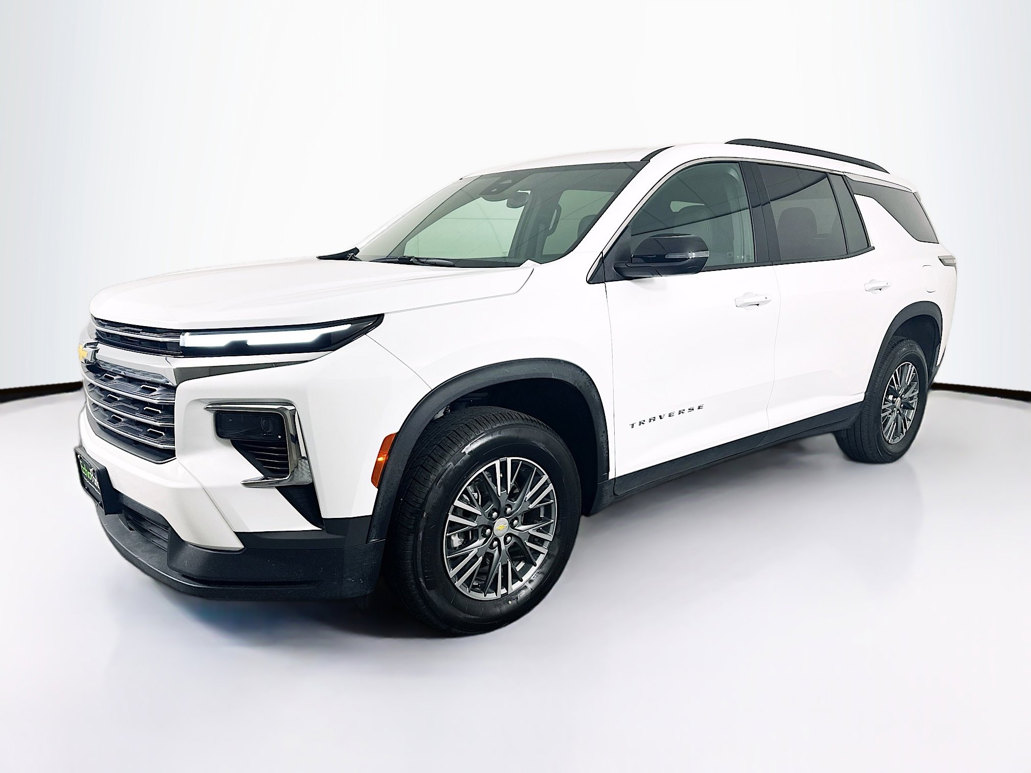 Used 2025 Chevrolet Traverse LT image 3