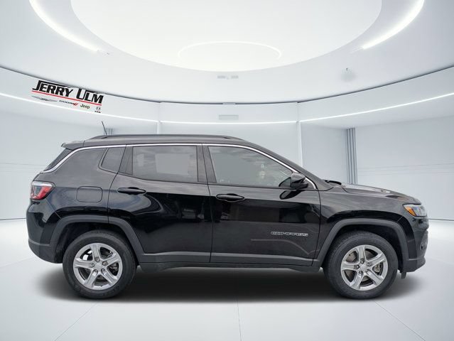 Used 2023 Jeep Compass Latitude w/ Sun and Sound Group AWD/4WD image 2