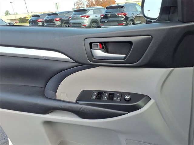 Used 2019 Toyota Highlander XLE image 12