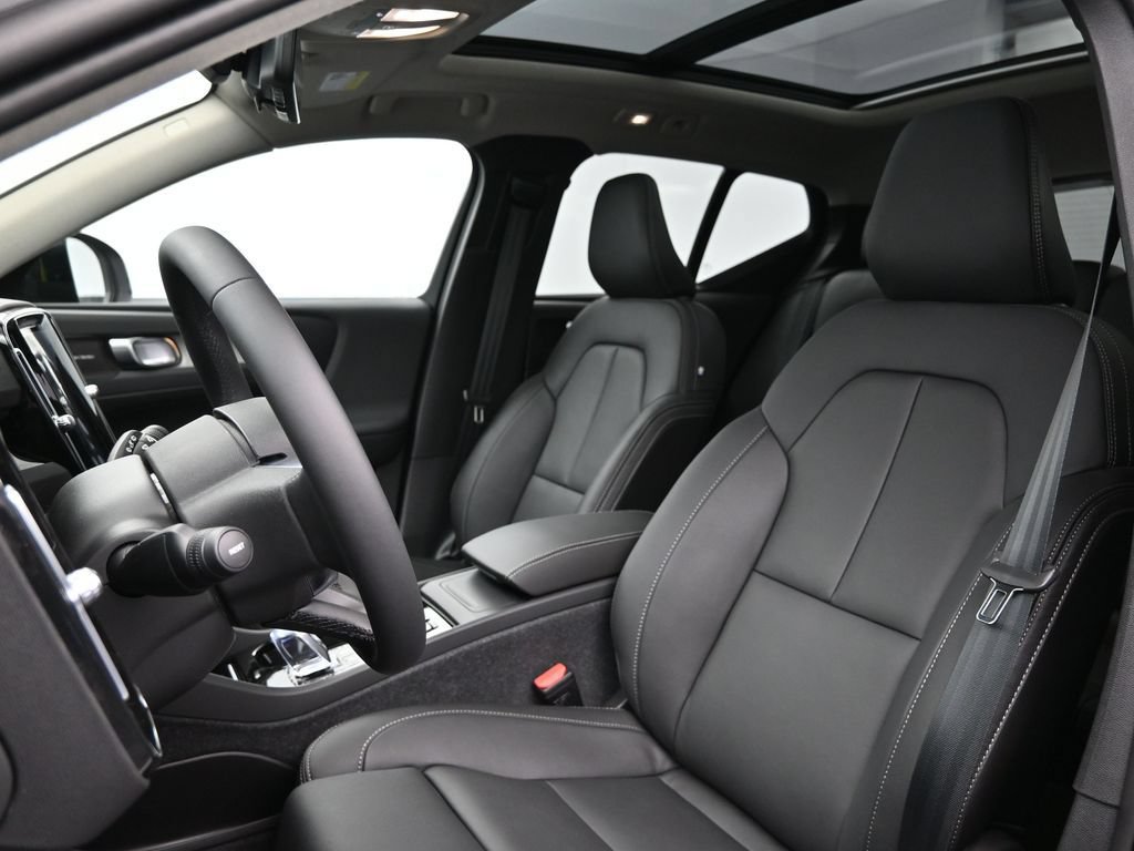 Used 2025 Volvo XC40 B5 Plus w/ Climate Package AWD/4WD image 19