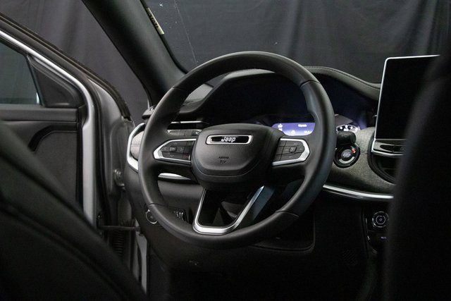 Used 2024 Jeep Compass Latitude image 14