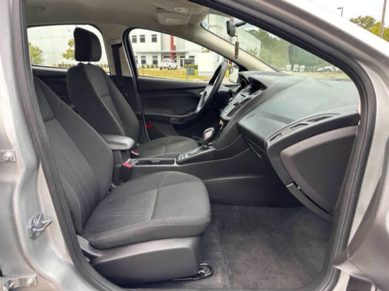 Used 2017 Ford Focus SE w/ Cold Weather Package image 11