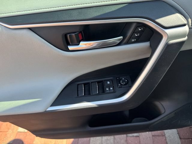 Used 2020 Toyota RAV4 Limited FWD image 13