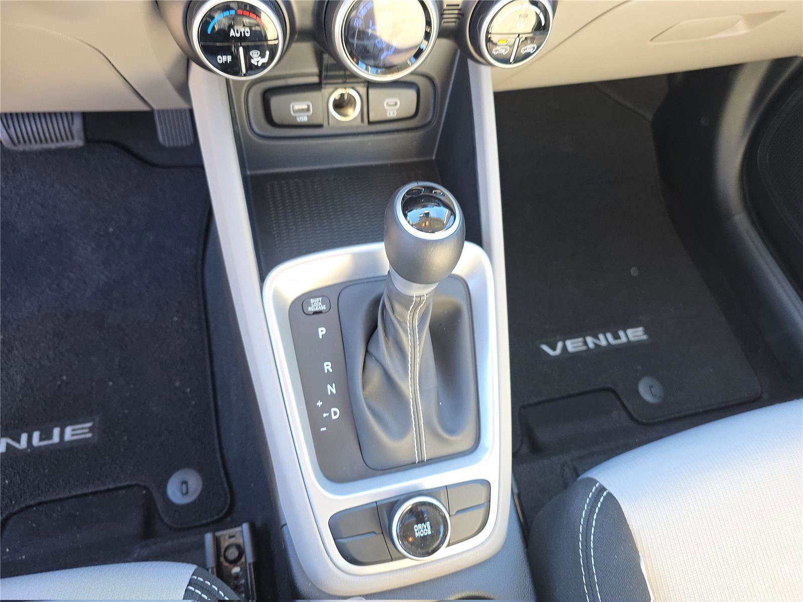 Certified 2025 Hyundai Venue SEL image 27