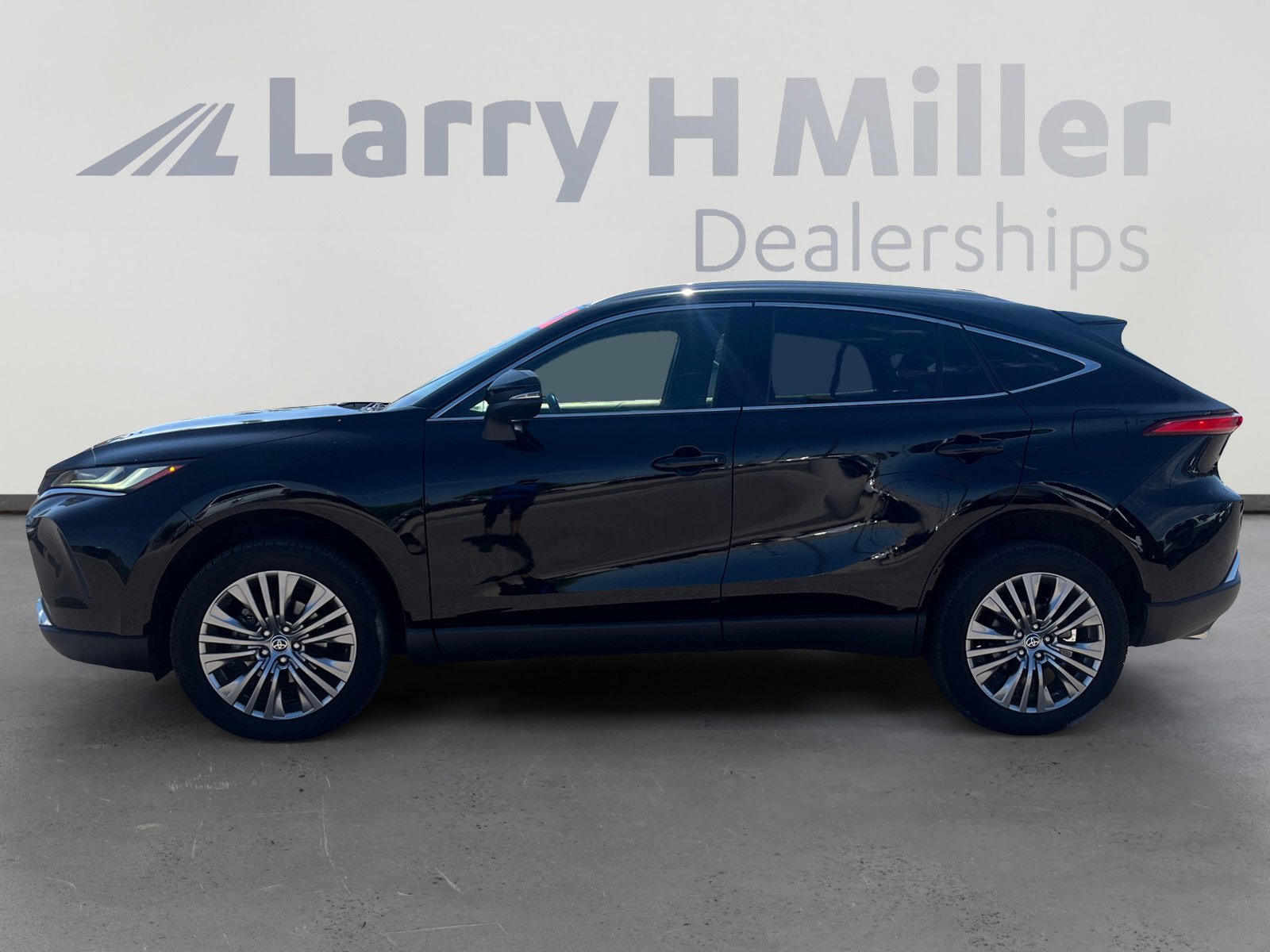 Used 2022 Toyota Venza XLE image 2