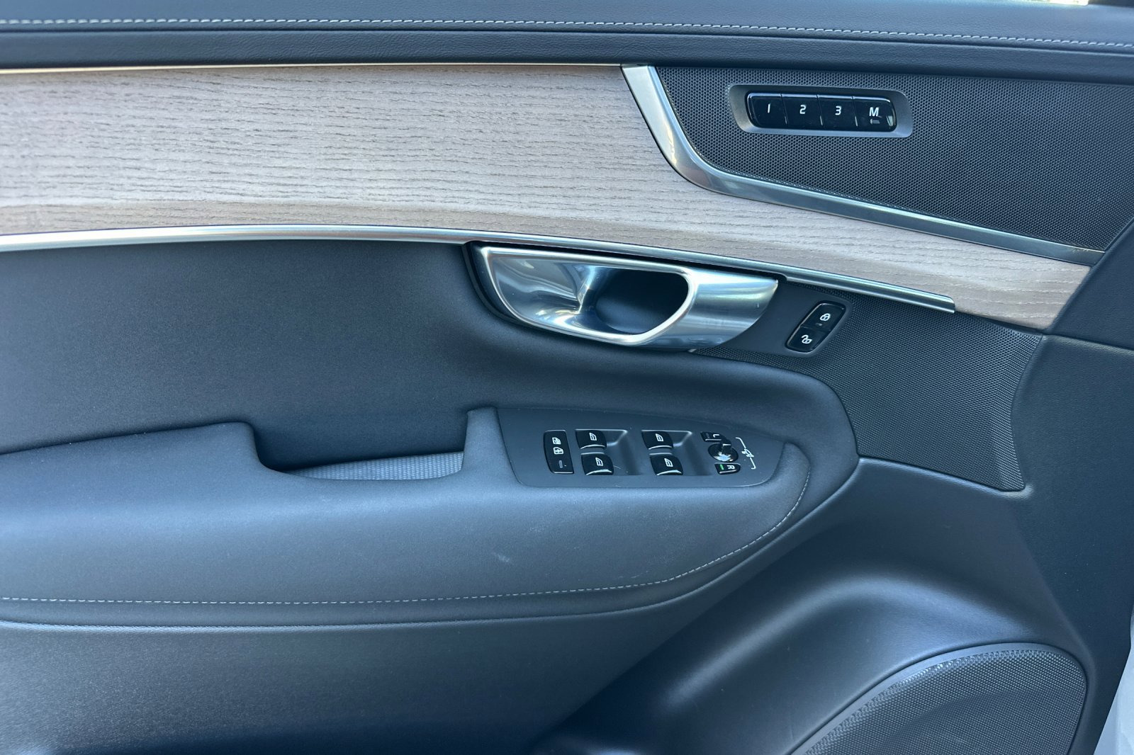 Certified 2025 Volvo XC90 B5 Core w/ Protection Package Premier image 11