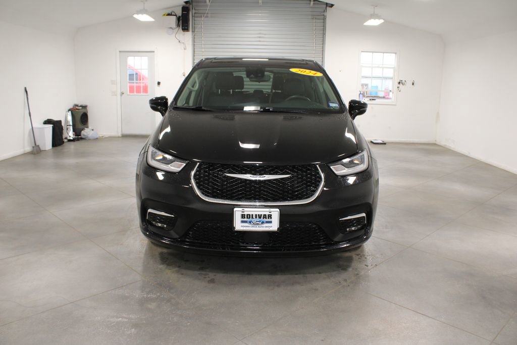 Used 2024 Chrysler Pacifica Touring-L image 3