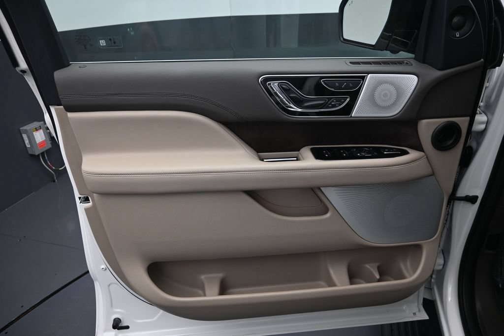 Used 2023 Lincoln Navigator L Reserve AWD/4WD image 11