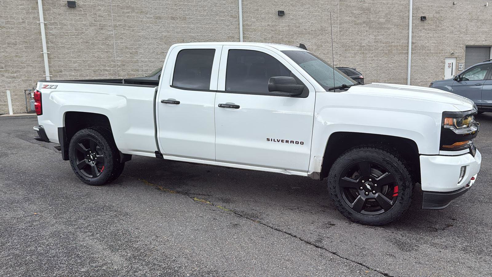 Used 2018 Chevrolet Silverado 1500 LT w/ Redline Edition image 3