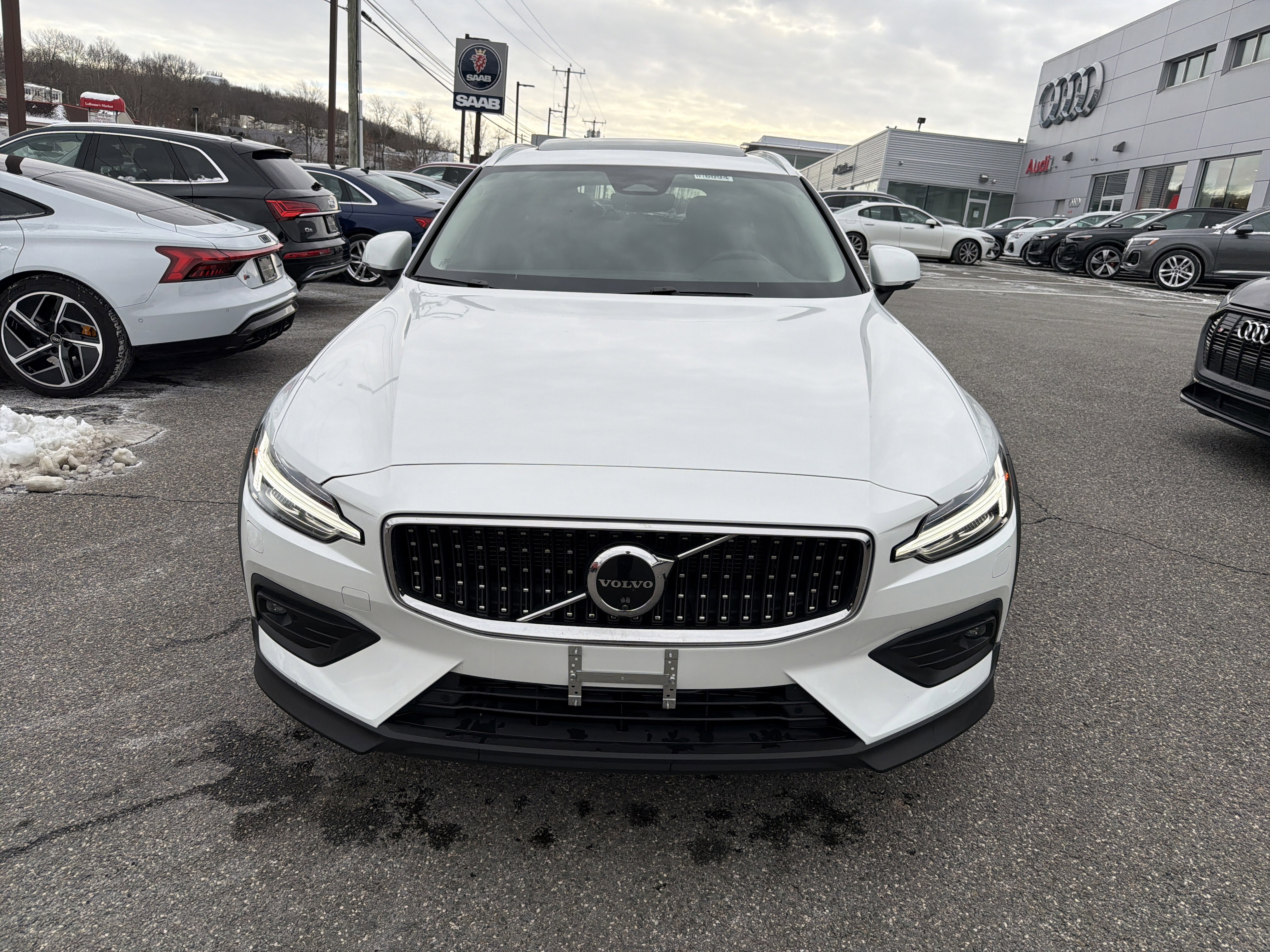 Certified 2025 Volvo V60 B5 Cross Country Plus AWD/4WD image 2