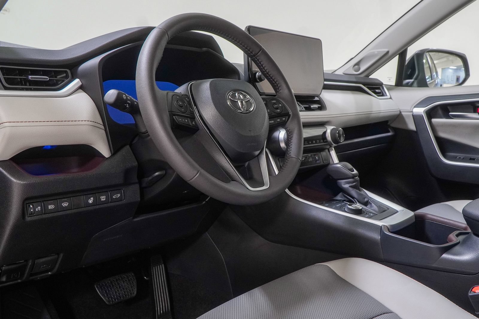 Used 2025 Toyota RAV4 Limited w/ Weather Package AWD/4WD image 21