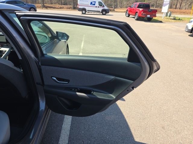 Used 2025 Hyundai Elantra Limited image 28