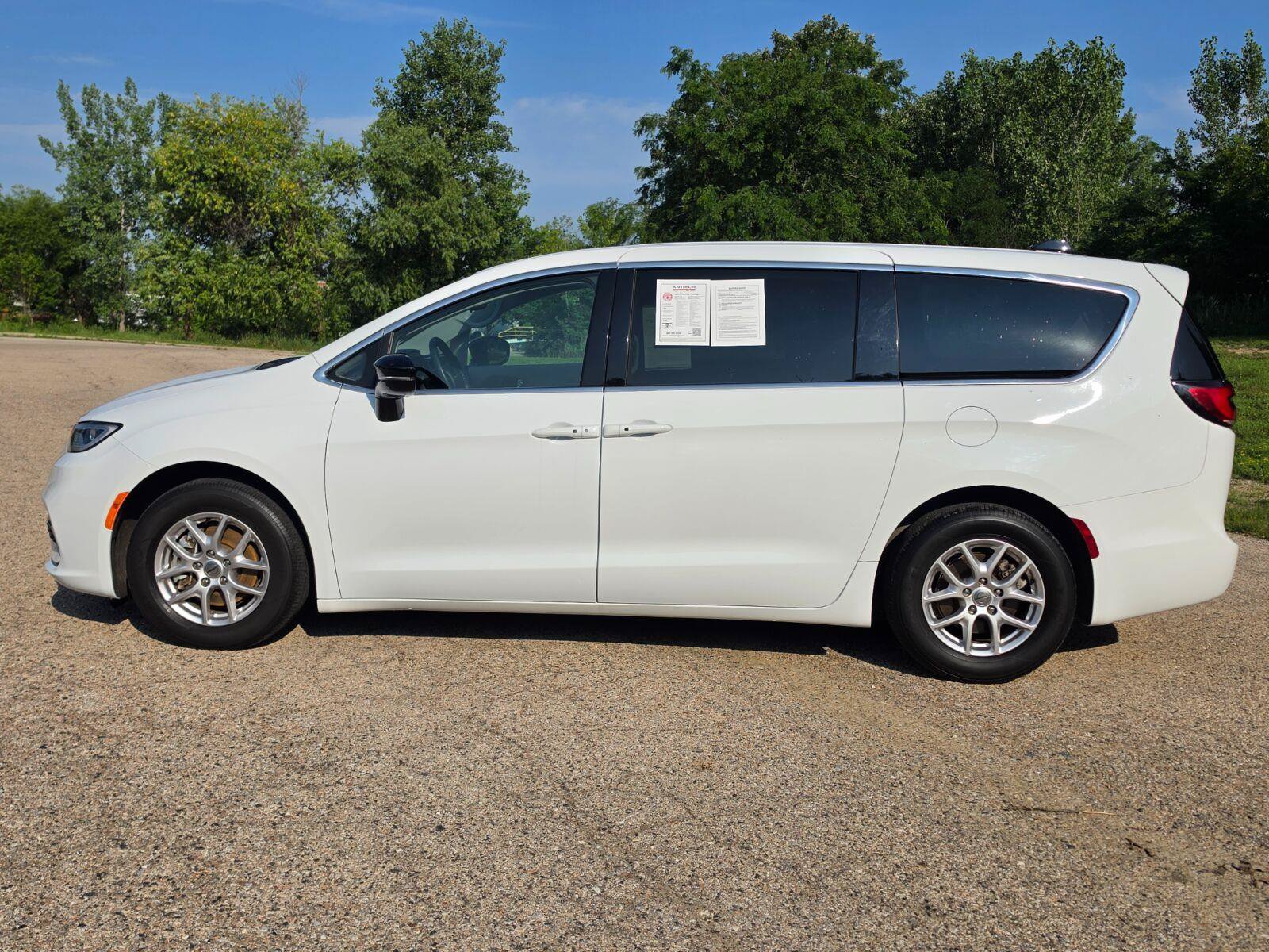 Used 2024 Chrysler Pacifica Touring-L FWD image 7