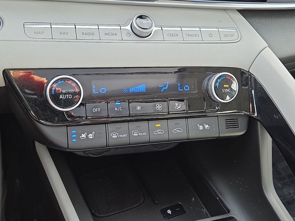 Used 2025 Hyundai Elantra Limited image 28