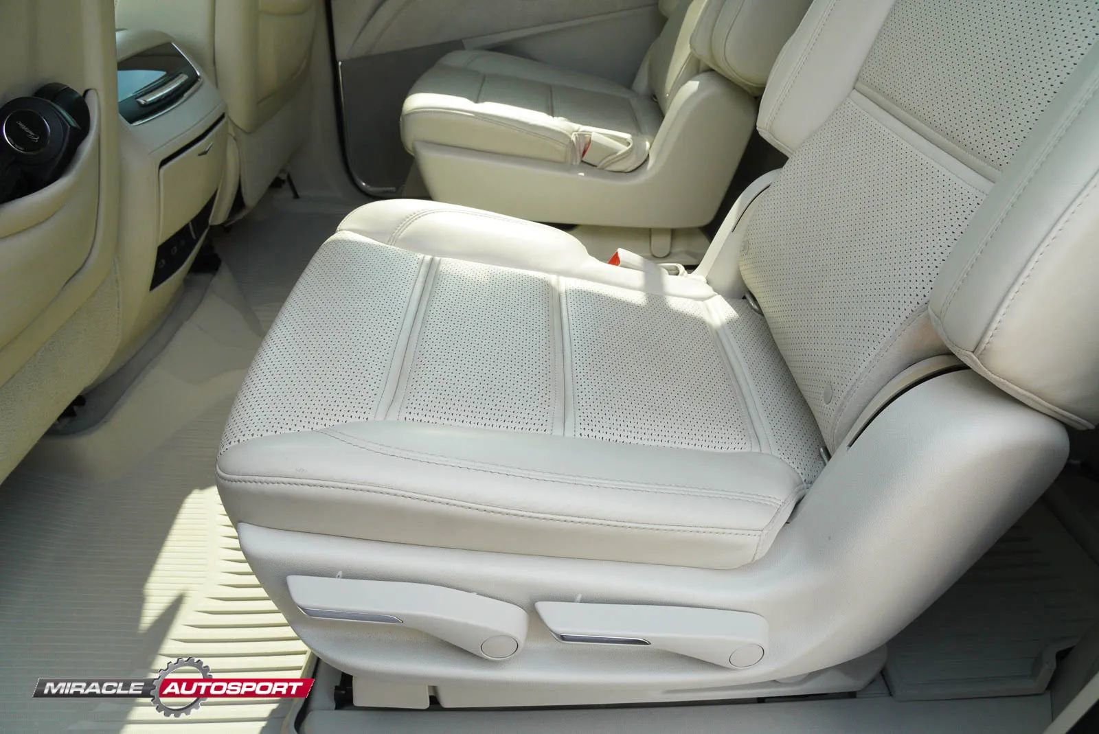 Used 2021 Cadillac Escalade ESV Premium Luxury Platinum AWD/4WD image 24