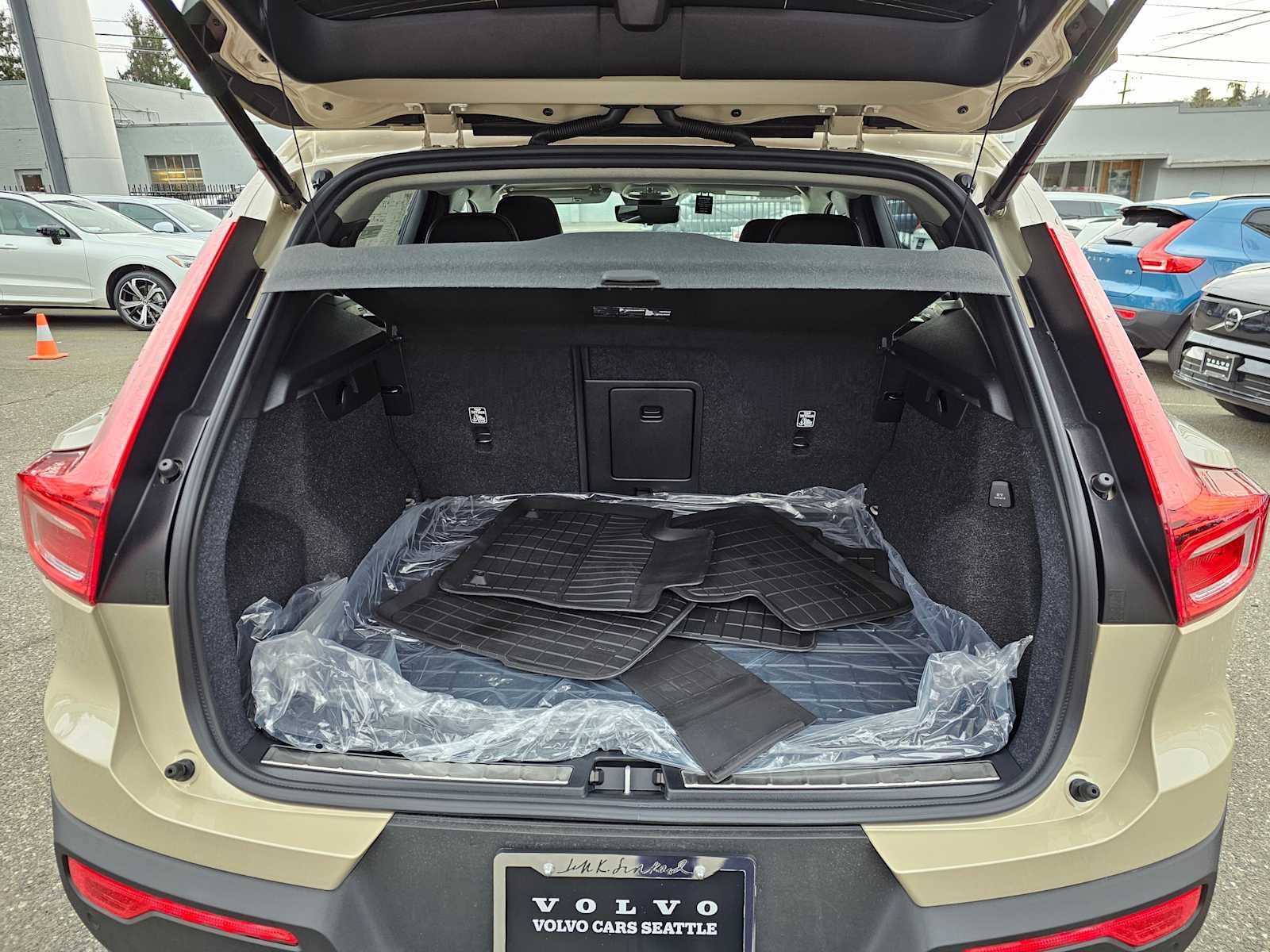 New 2025 Volvo XC40 B5 Plus w/ Climate Package AWD/4WD image 17