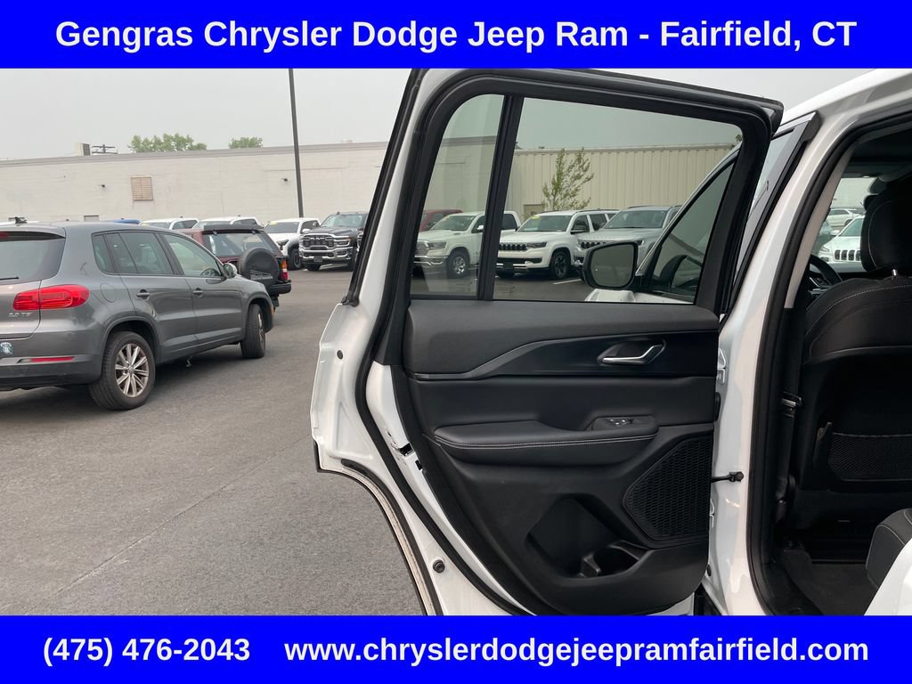 Certified 2023 Jeep Grand Cherokee Laredo X AWD/4WD image 36
