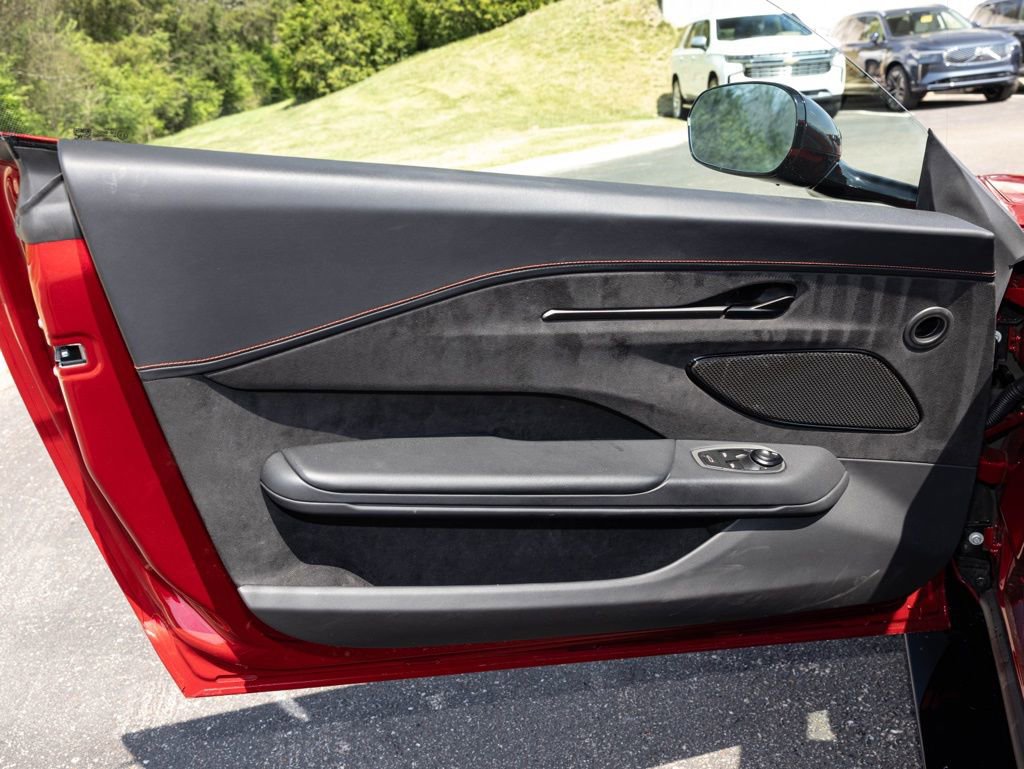 Used 2025 Aston Martin V8 Vantage Coupe image 19