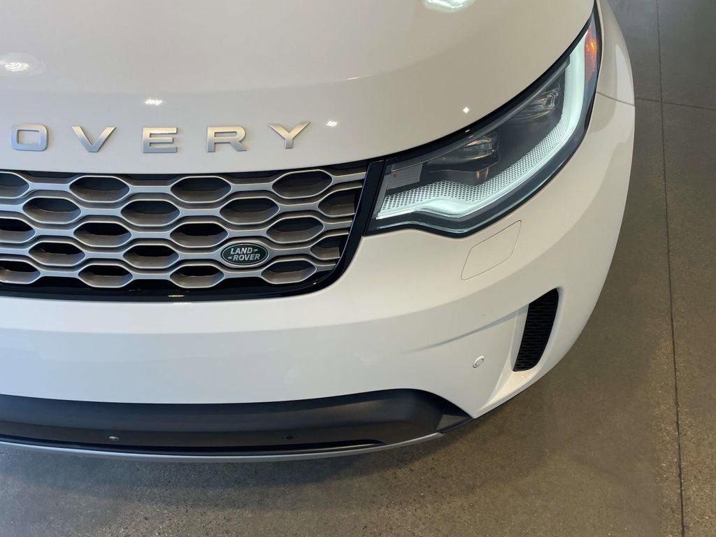 Used 2025 Land Rover Discovery S image 7