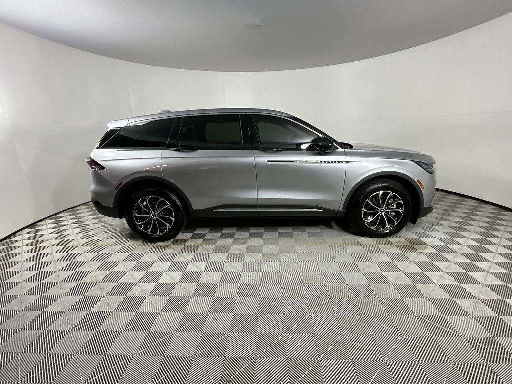 Used 2025 Lincoln Nautilus Premier AWD/4WD image 5