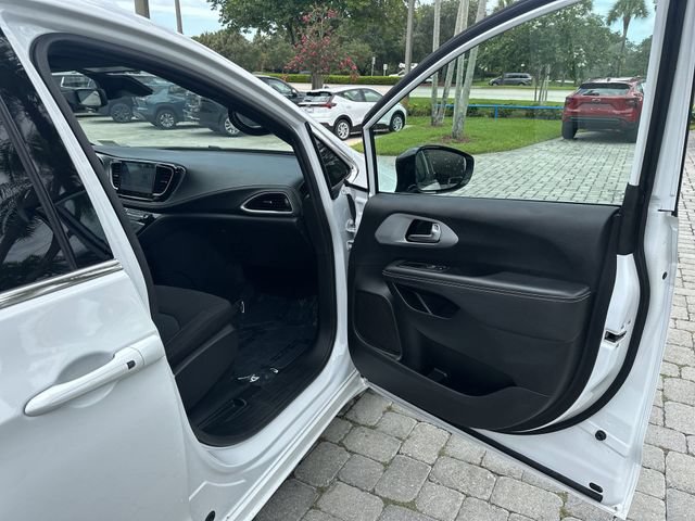 Used 2024 Chrysler Pacifica Touring FWD image 23