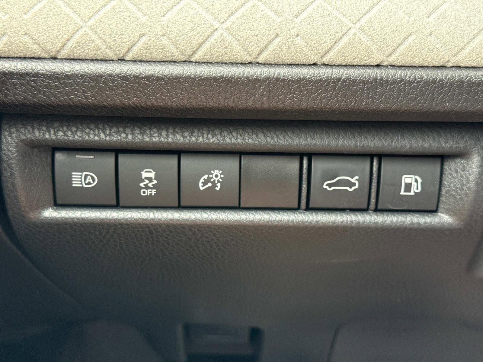 Used 2025 Toyota Camry XLE image 12