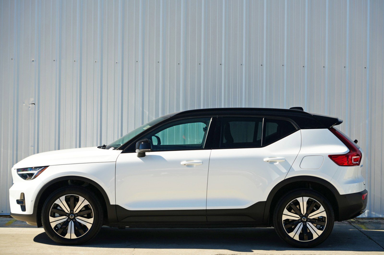 Used 2023 Volvo XC40 Recharge Plus w/ Protection Package Premier image 48