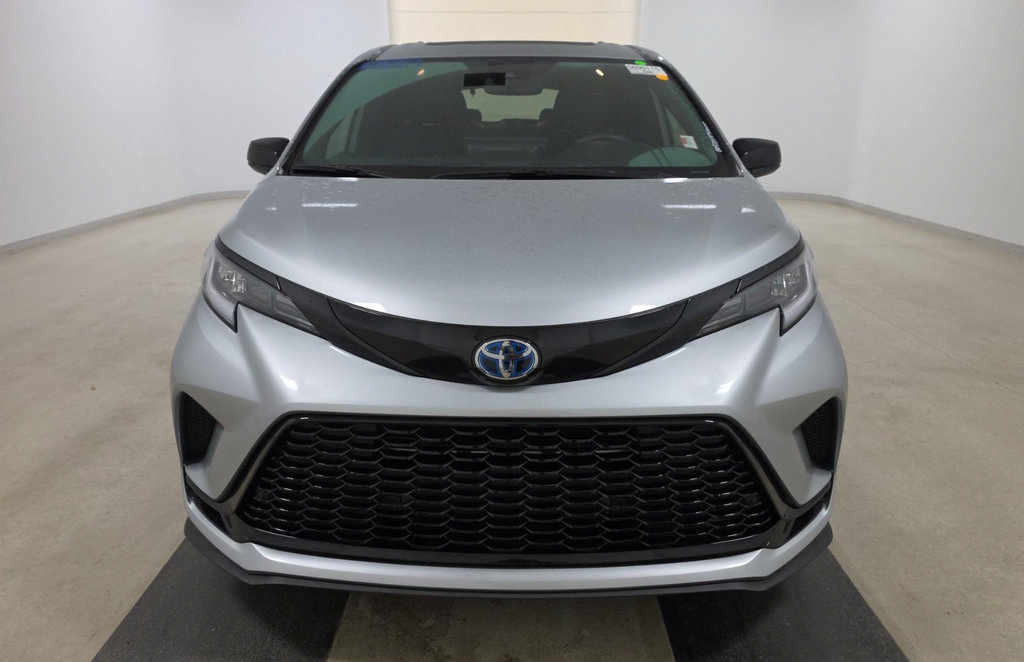 Used 2025 Toyota Sienna XSE FWD image 2