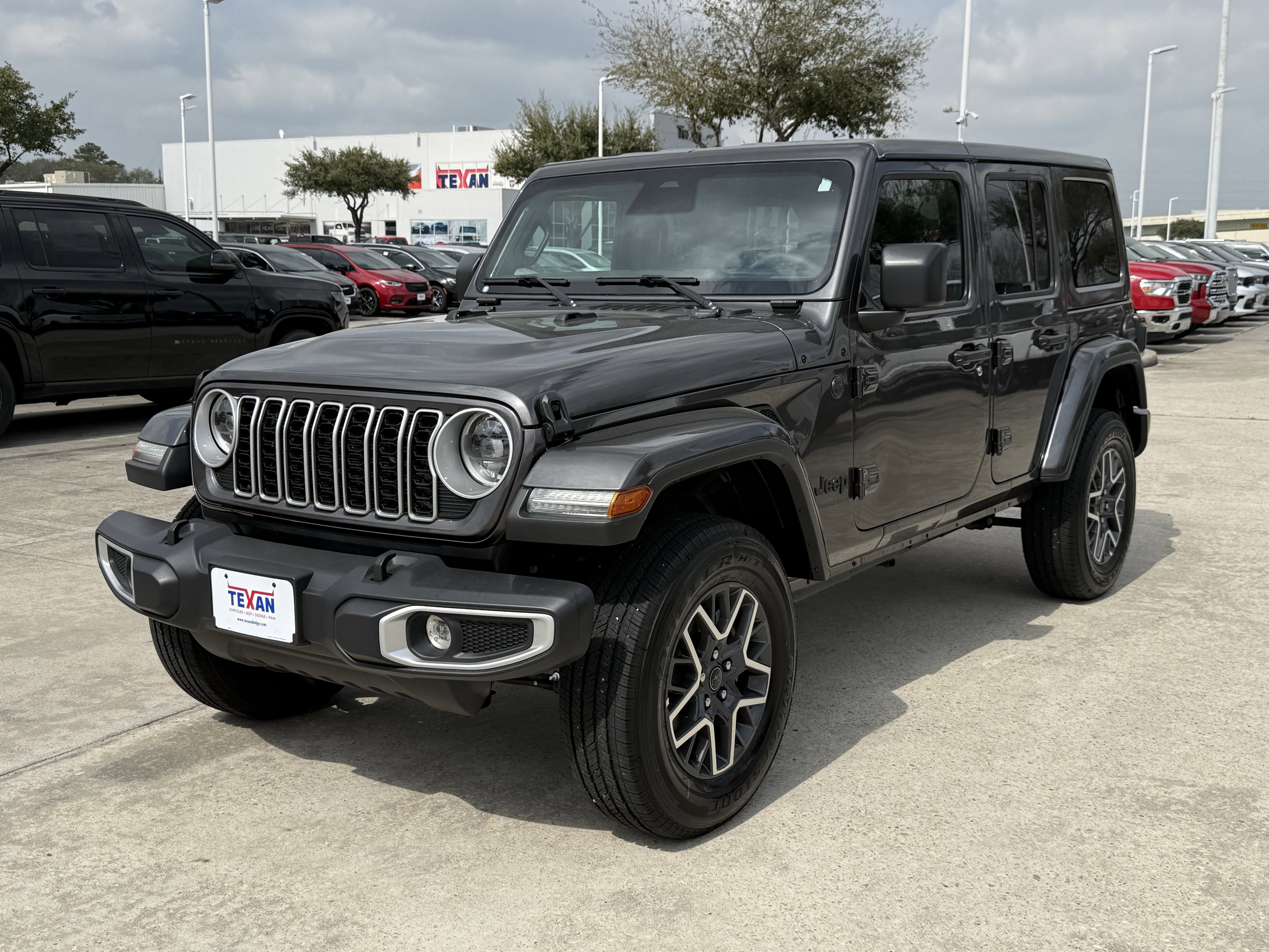 Used 2025 Jeep Wrangler Sahara image 10