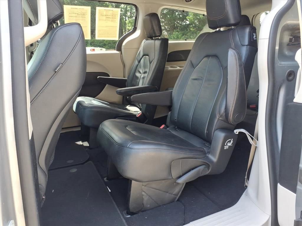 Used 2018 Chrysler Pacifica Touring-L FWD image 21