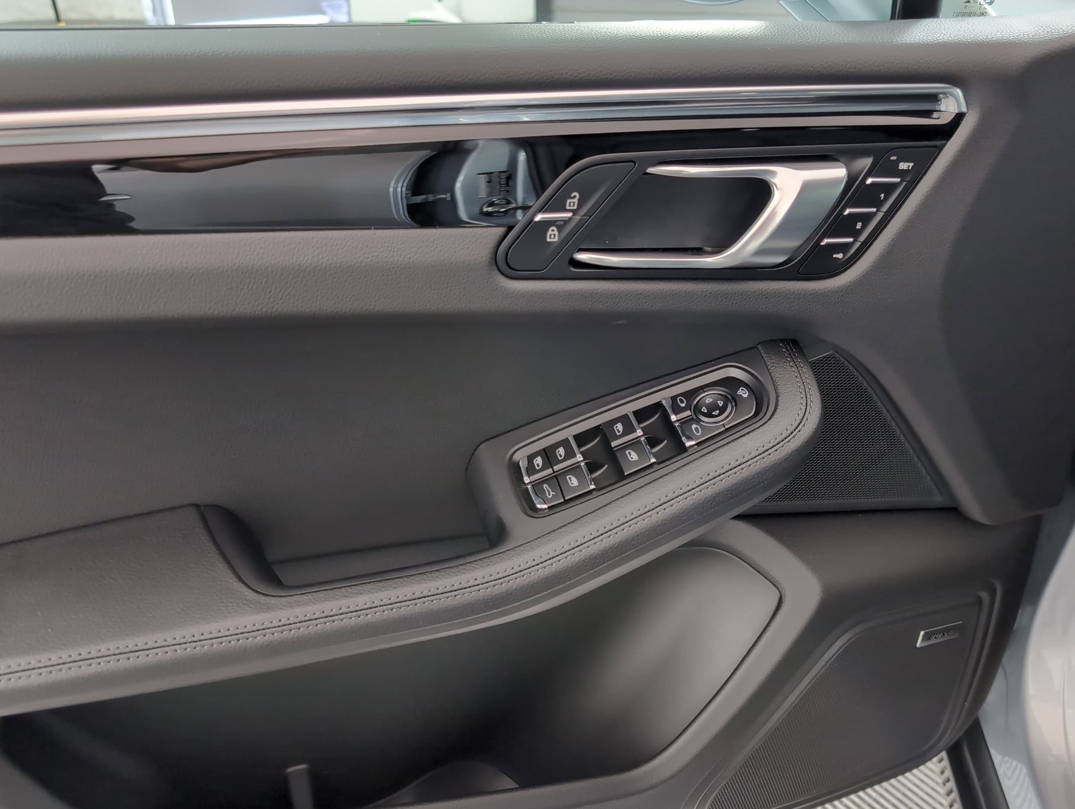 Certified 2025 Porsche Macan AWD/4WD image 16