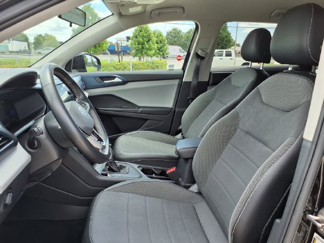 Used 2022 Volkswagen Taos SE FWD image 13