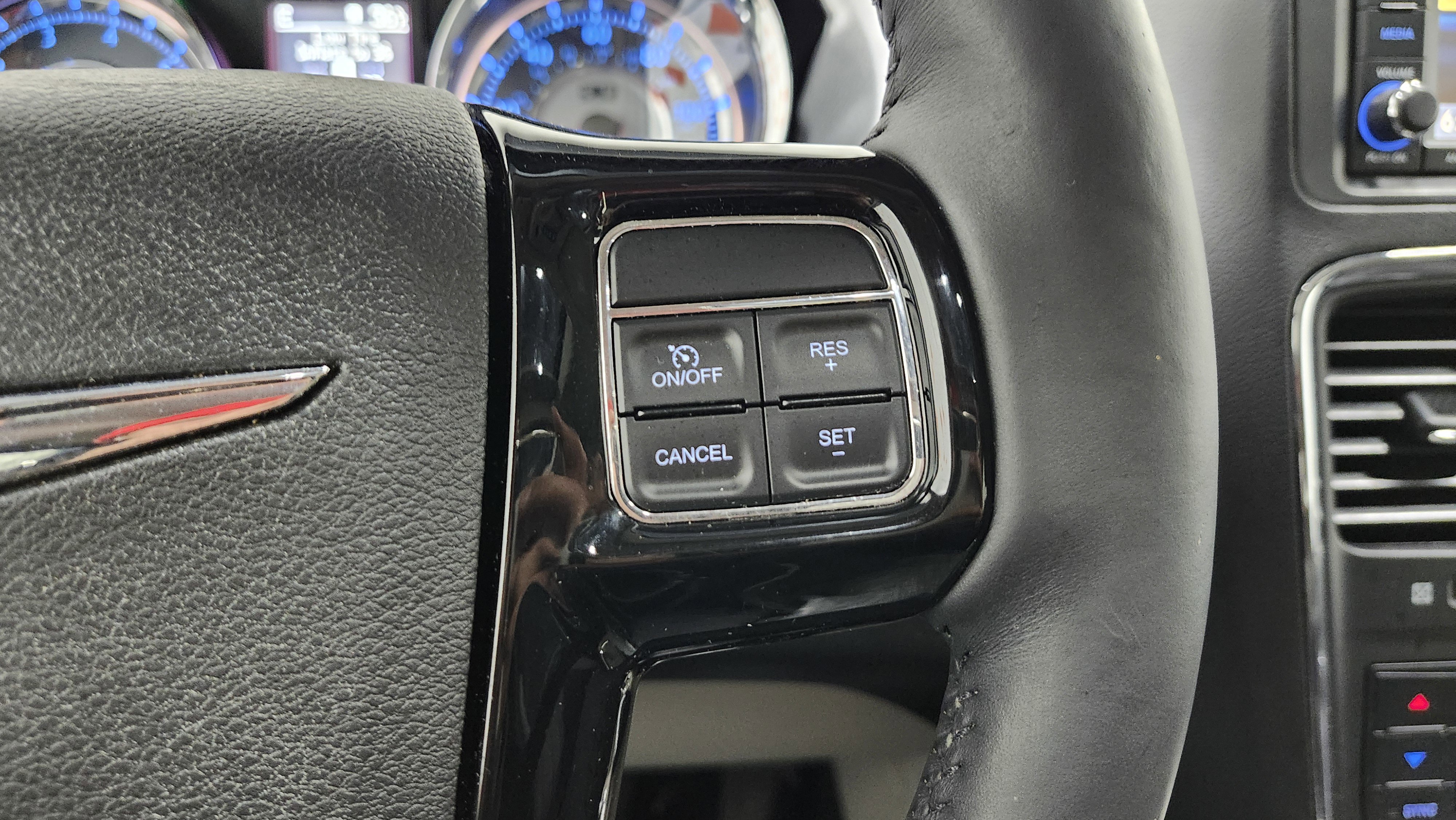 Used 2014 Chrysler Town & Country Touring-L image 35