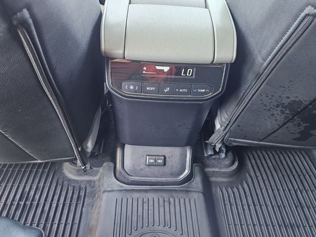 Used 2024 Toyota Highlander XLE FWD image 13