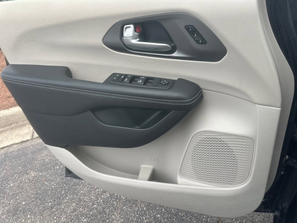 Used 2024 Chrysler Pacifica Touring-L image 10