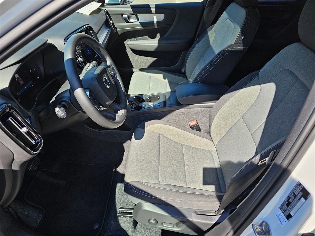 Used 2025 Volvo XC40 B5 Core image 16