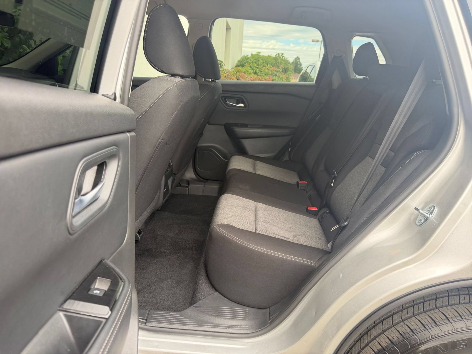 Used 2025 Nissan Rogue SV FWD image 28