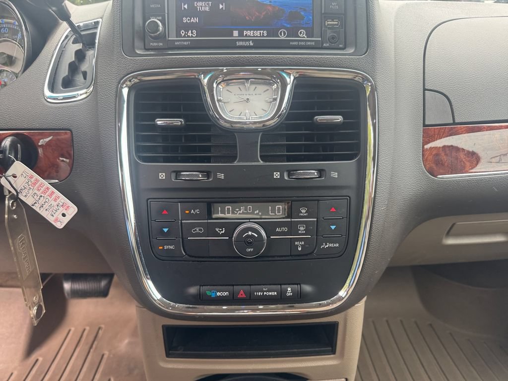 Used 2016 Chrysler Town & Country Touring FWD image 19
