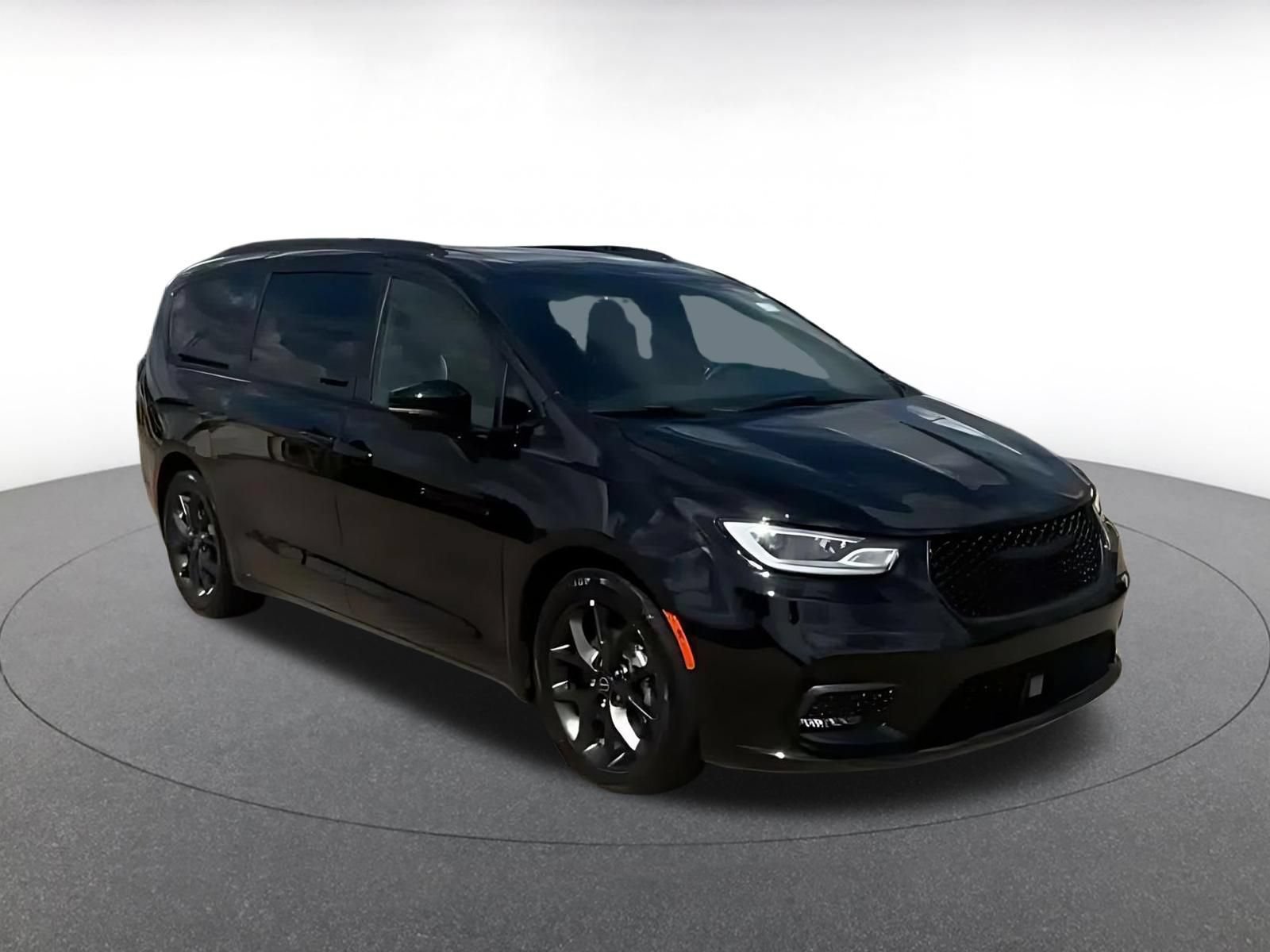 Used 2025 Chrysler Pacifica Limited FWD image 3