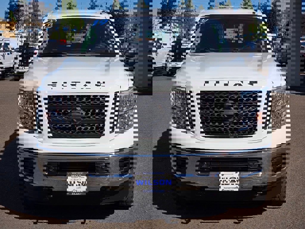 Used 2019 Nissan Titan SV w/ SV Convenience Package image 3