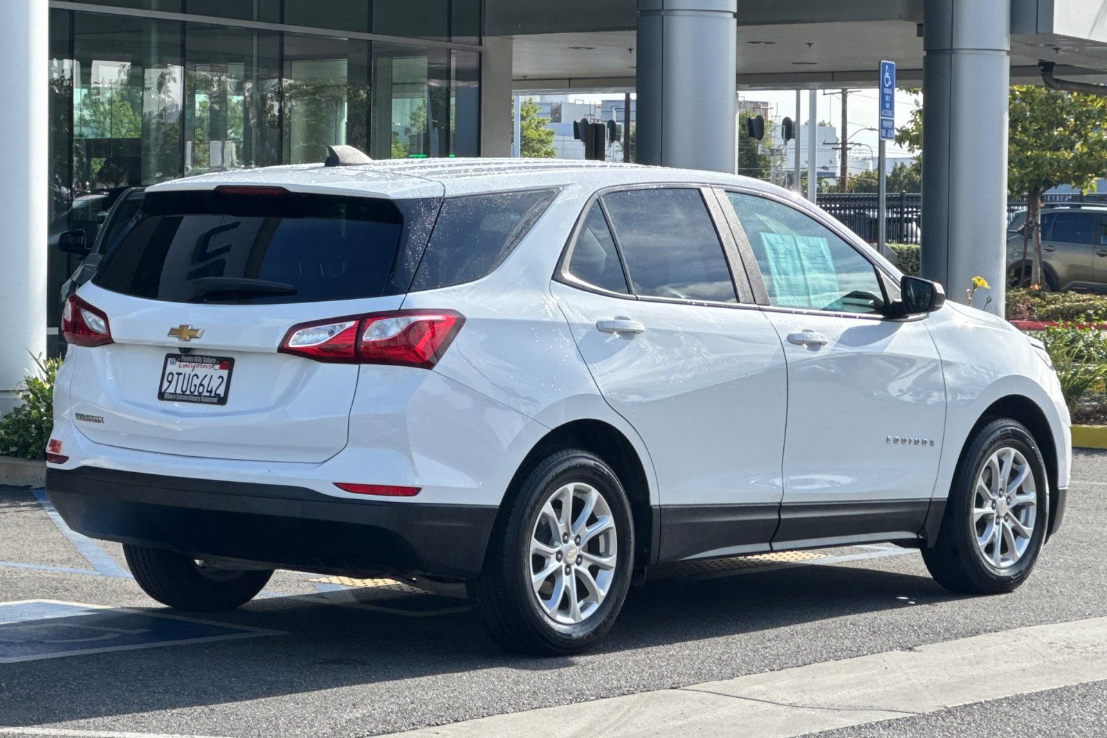 Used 2021 Chevrolet Equinox LS w/ LS Convenience Package FWD image 4