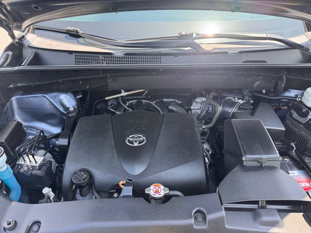 Used 2019 Toyota Highlander XLE w/ Carpet Mat Package (TMS) AWD/4WD image 36