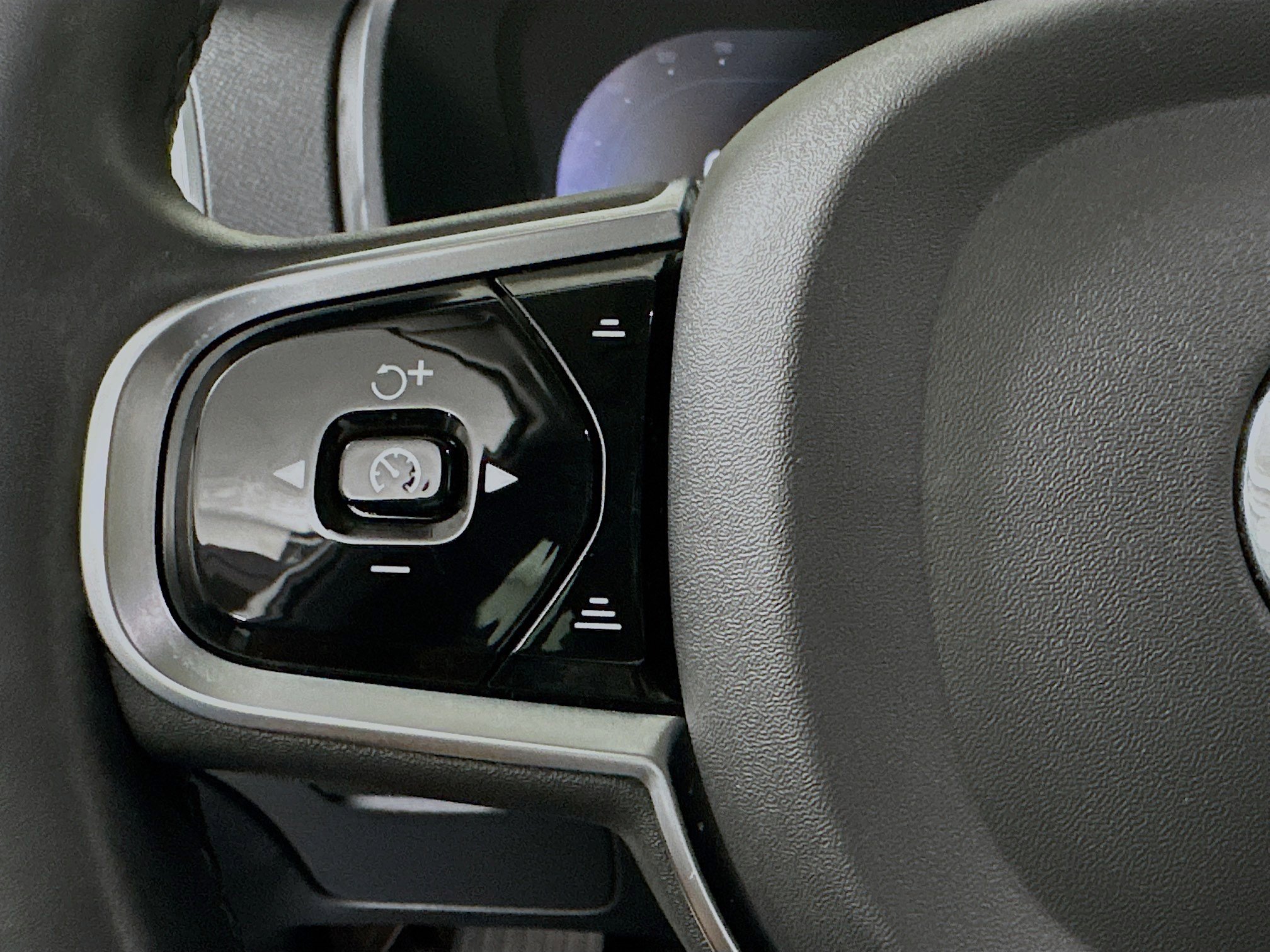 Used 2023 Volvo XC90 B6 Core image 16