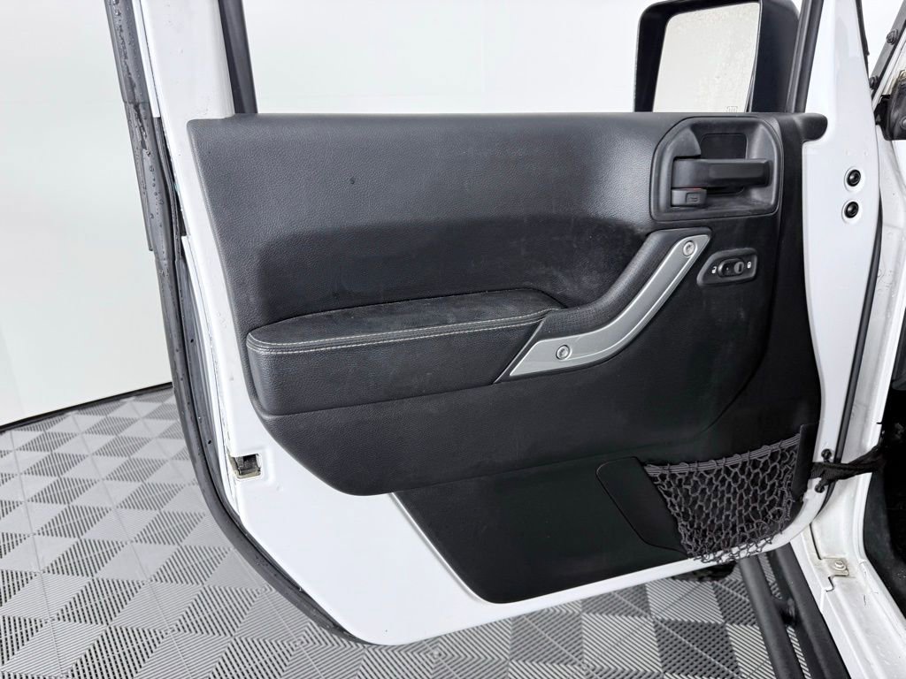 Used 2016 Jeep Wrangler Unlimited Rubicon image 9