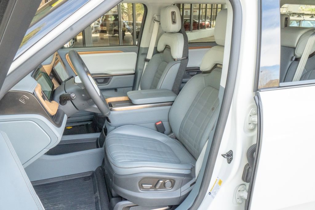 Used 2025 Rivian R1S Premium image 8
