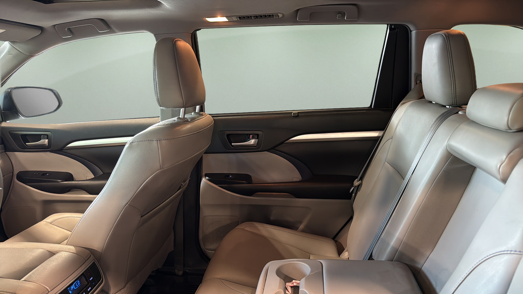 Used 2019 Toyota Highlander XLE AWD/4WD image 16