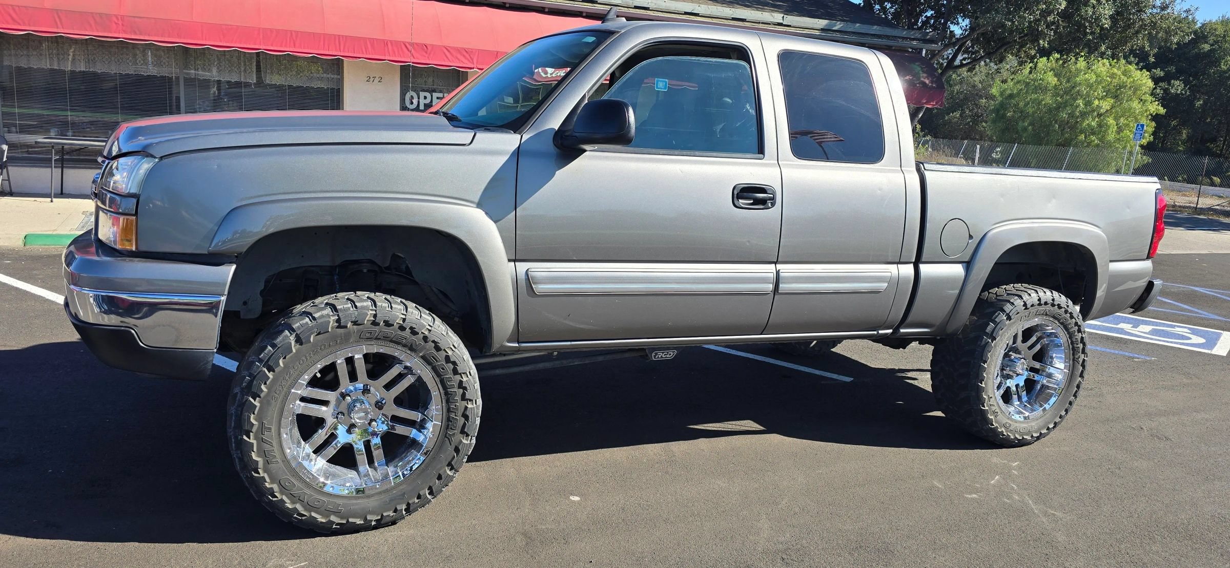 Used 2006 Chevrolet Silverado 1500 LT w/ Light Duty Power Package AWD/4WD image 2