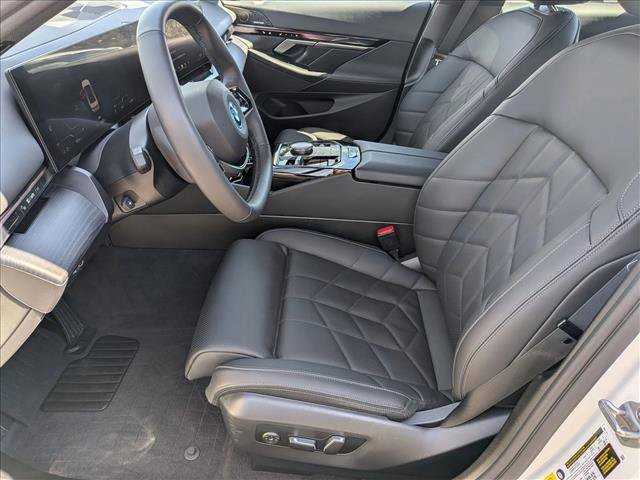 Used 2025 BMW i5 eDrive40i w/ Premium Package RWD image 17