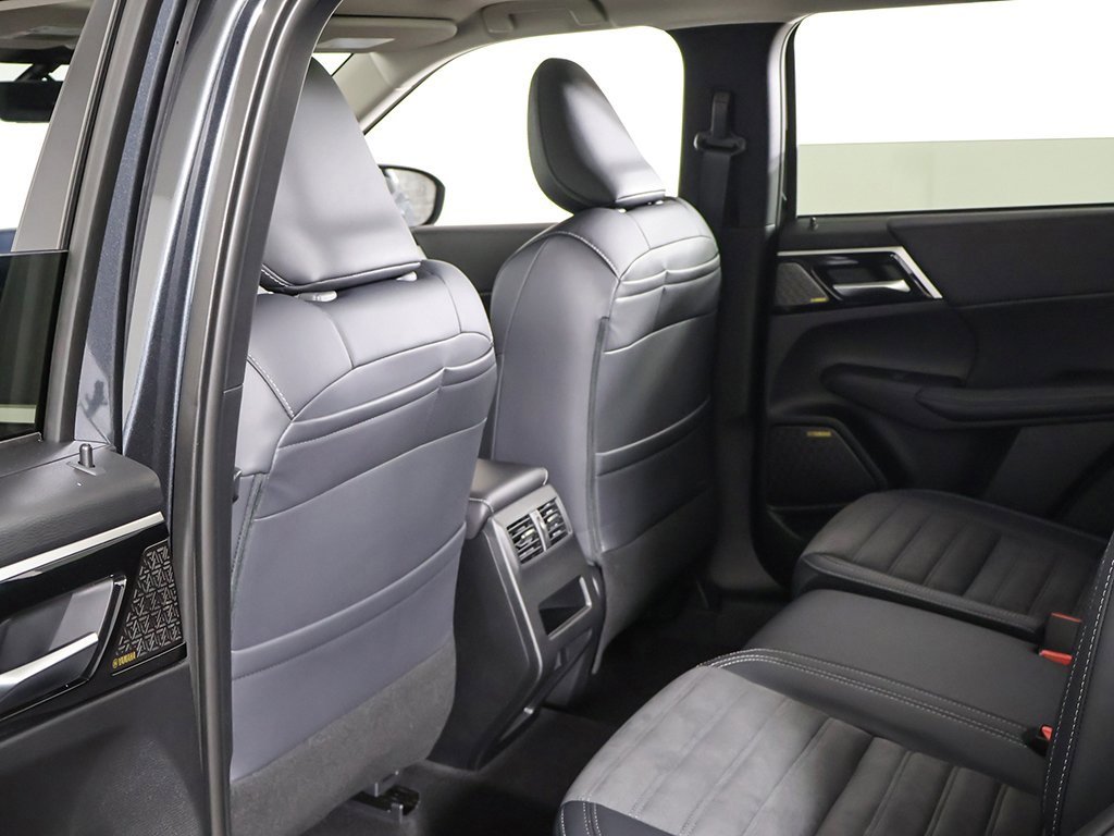 New 2025 Mitsubishi Outlander SE image 31